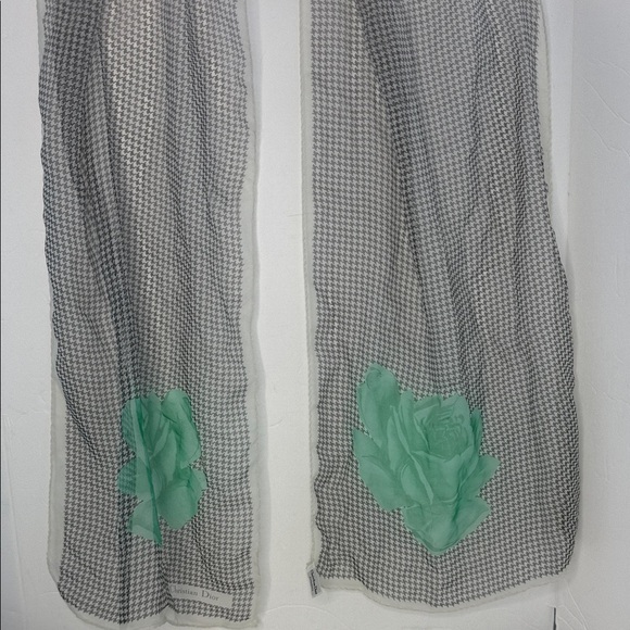 Vintage Christian Dior Houndstooth Scarf /wrap with Green Rose - Picture 2 of 8